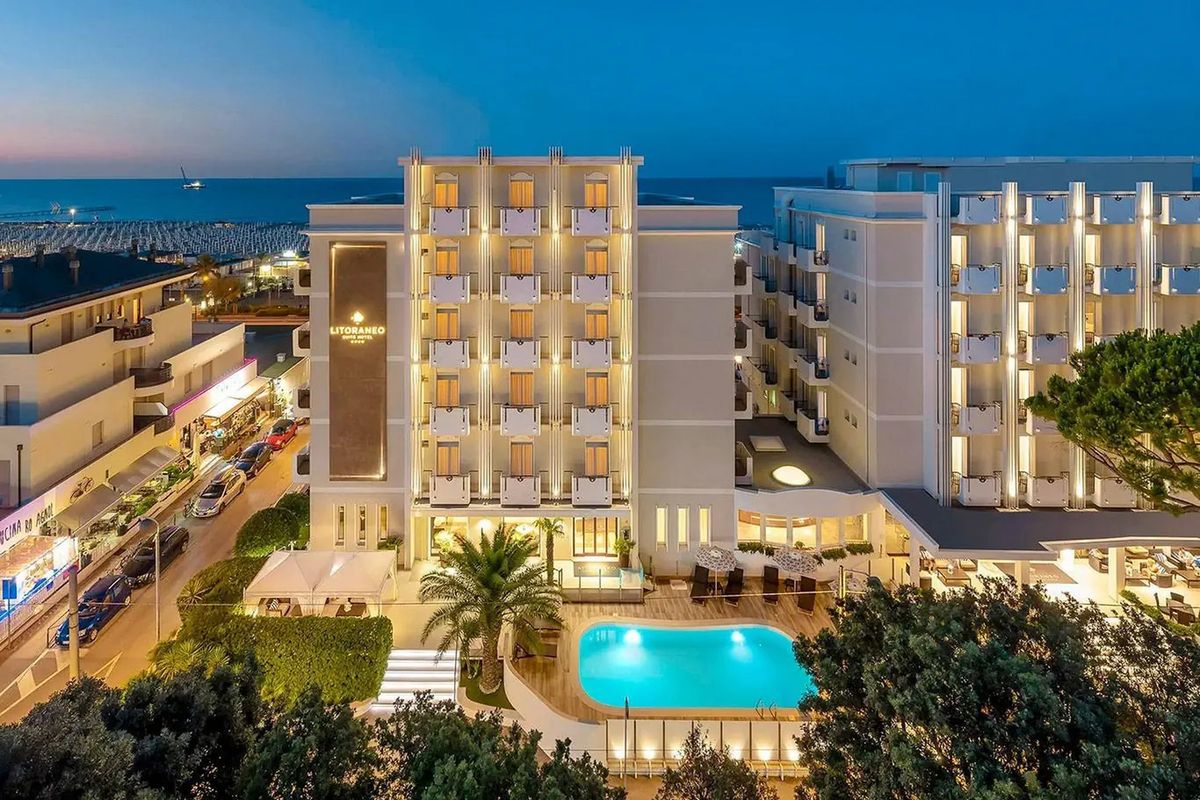 budynek główny, teren hotelu, basen