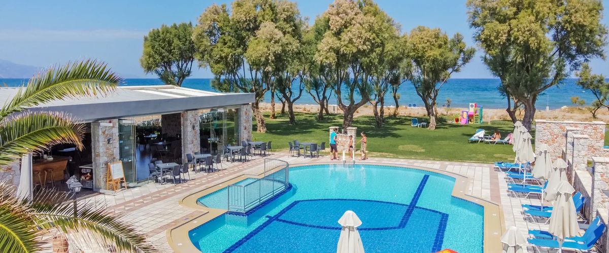 teren hotelu, brodzik, basen