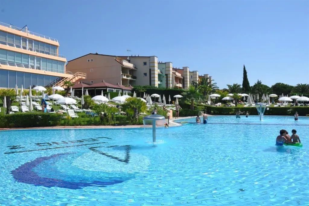 basen, teren hotelu