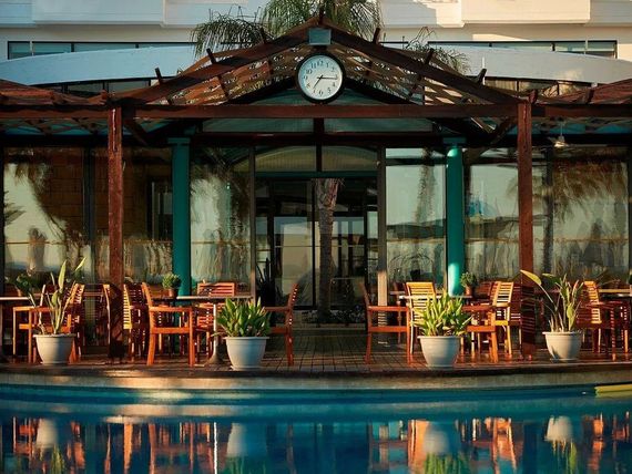 teren hotelu, basen, restauracja