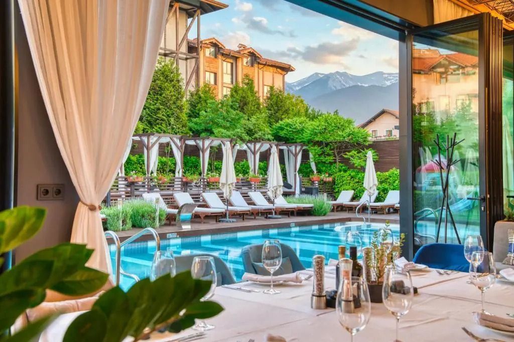 teren hotelu, basen, restauracja