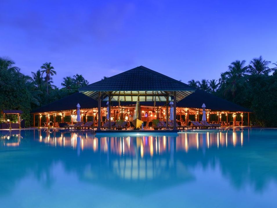 teren hotelu, basen, restauracja