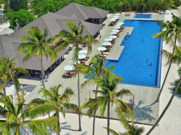 teren hotelu, basen, restauracja