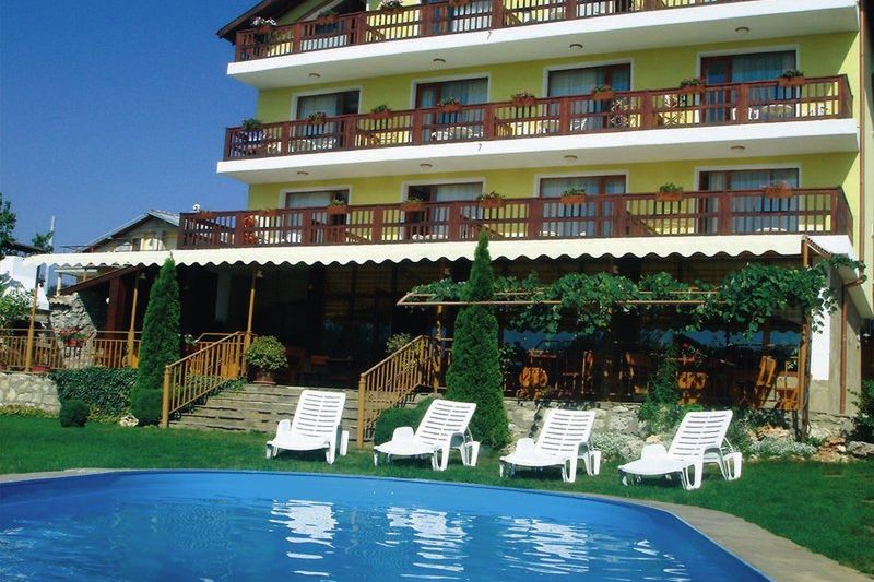 basen, teren hotelu, budynek główny, obiekt