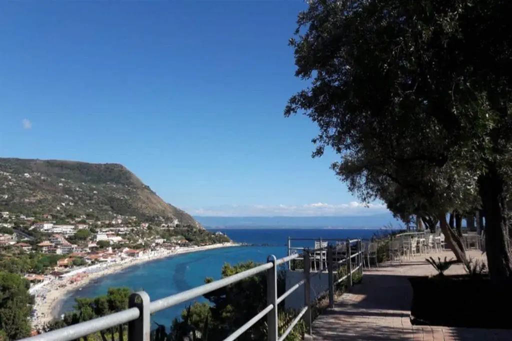 teren hotelu, plaża, góry