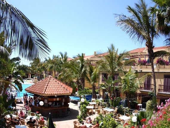 teren hotelu, basen, pool bar