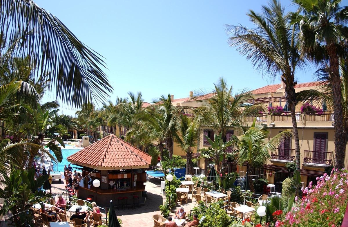 teren hotelu, basen, pool bar