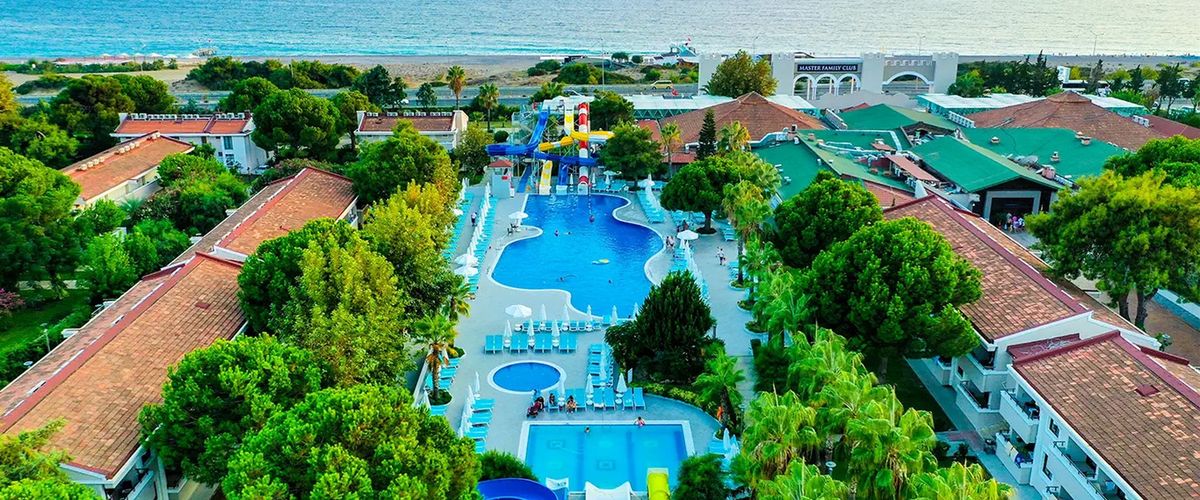 teren hotelu, basen, zjeżdżalnia