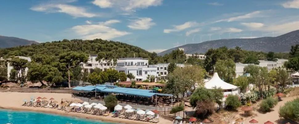 teren hotelu, plaża, góry