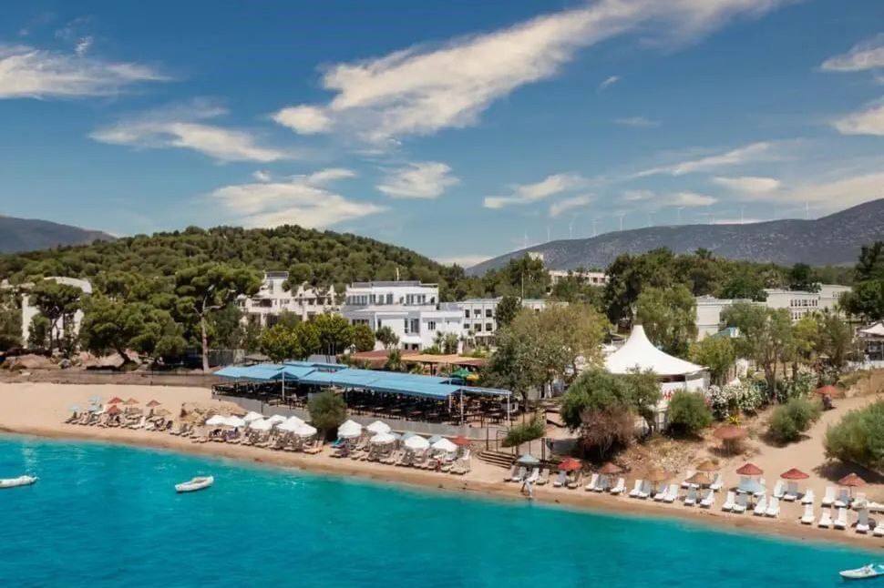 teren hotelu, plaża, góry