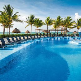 Blue Bay Grand Esmeralda