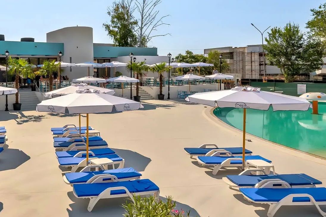 obiekt, teren hotelu, basen