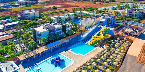 teren hotelu, basen, zjeżdżalnia