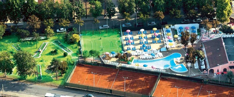 pole golfowe, korty tenisowe, basen