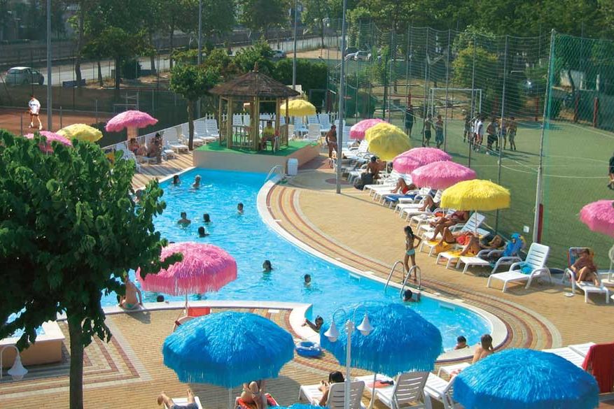 teren hotelu, boisko sportowe, basen