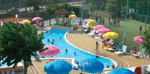 teren hotelu, boisko sportowe, basen