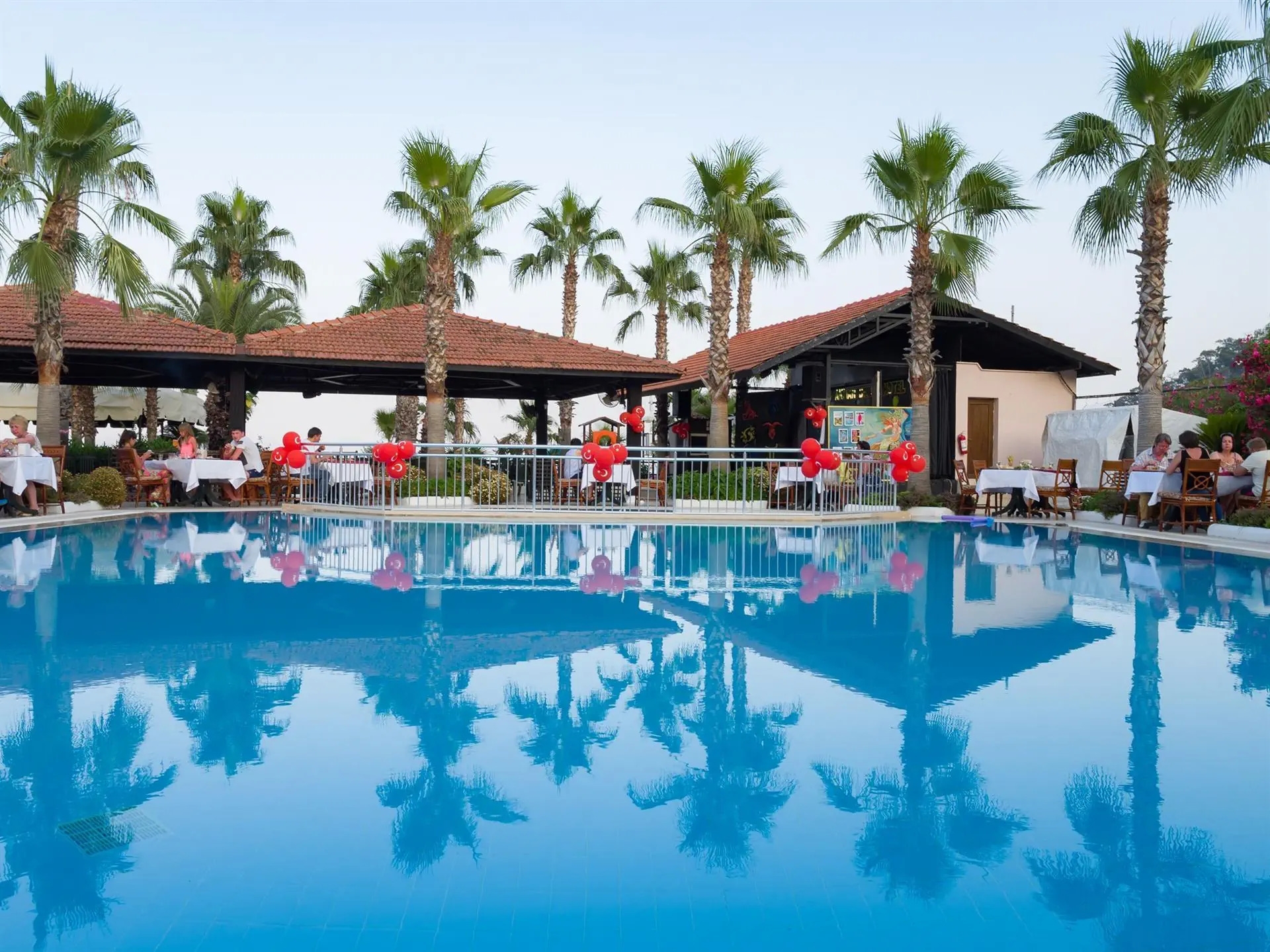 teren hotelu, restauracja, basen