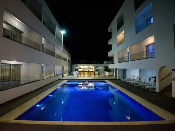 teren hotelu, basen, pool bar