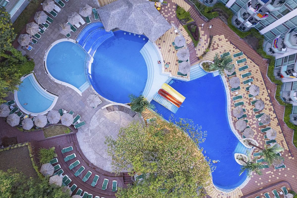 zjeżdżalnia, basen, teren hotelu