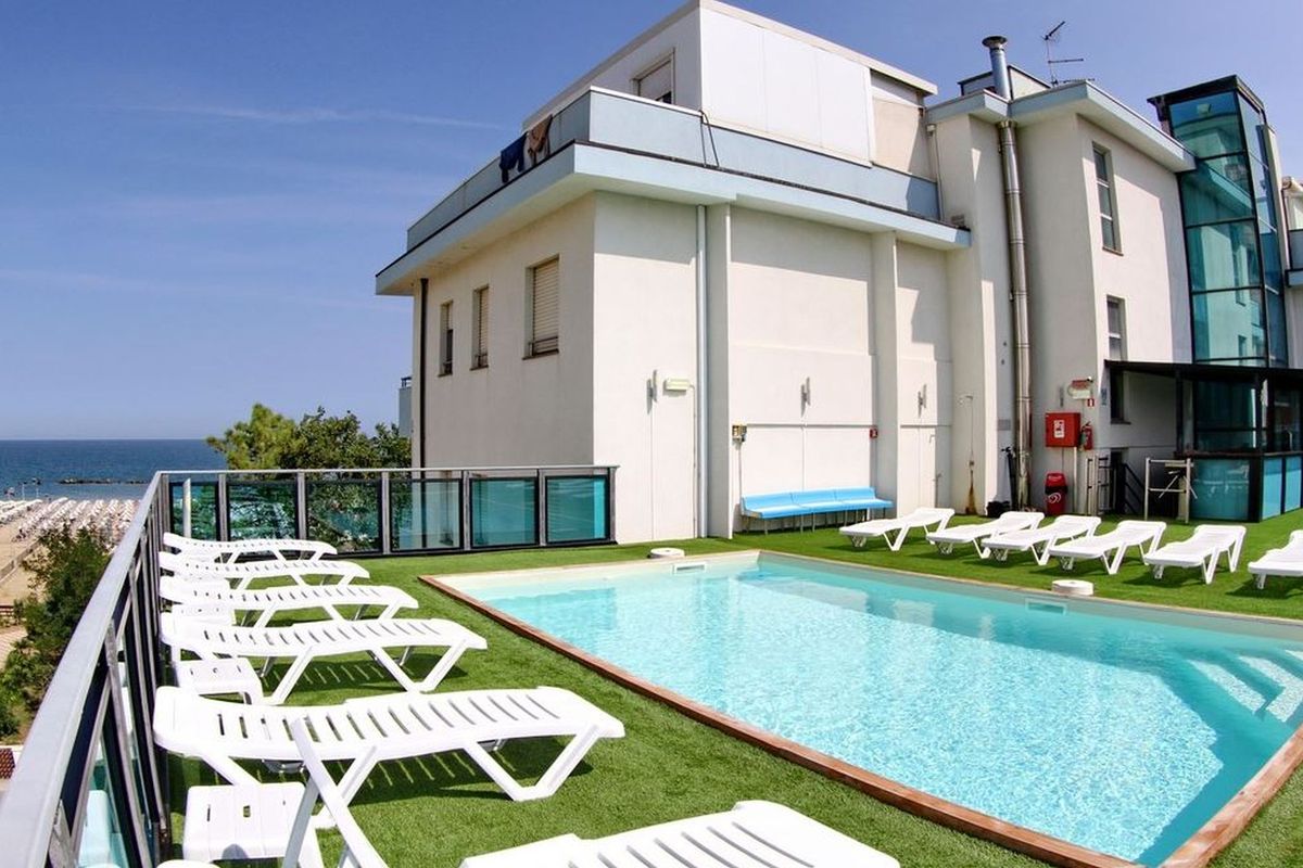 basen, budynek główny