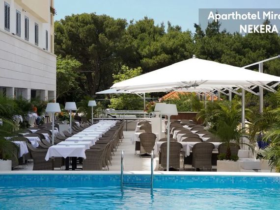 teren hotelu, restauracja, basen