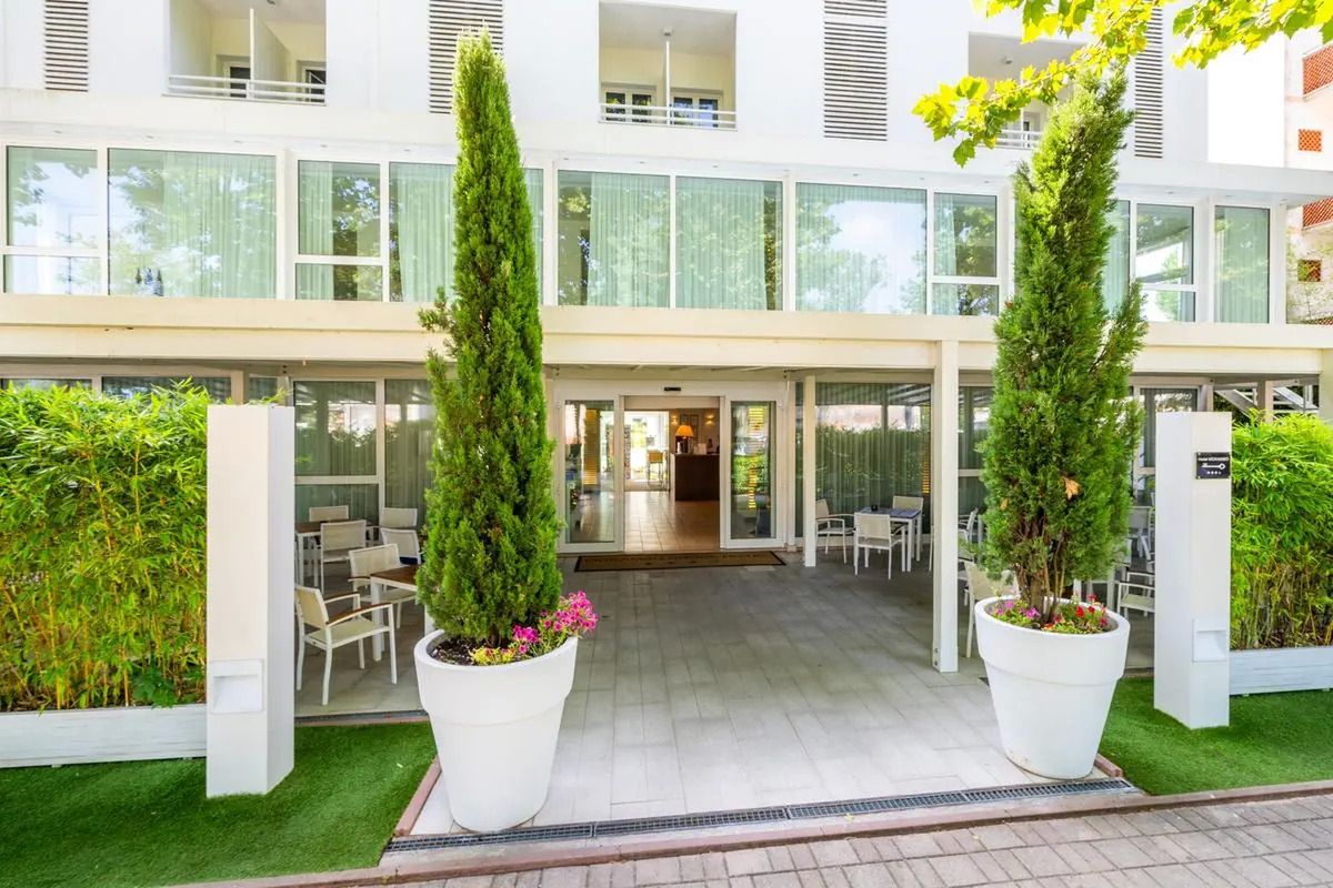 teren hotelu, budynek główny, obiekt