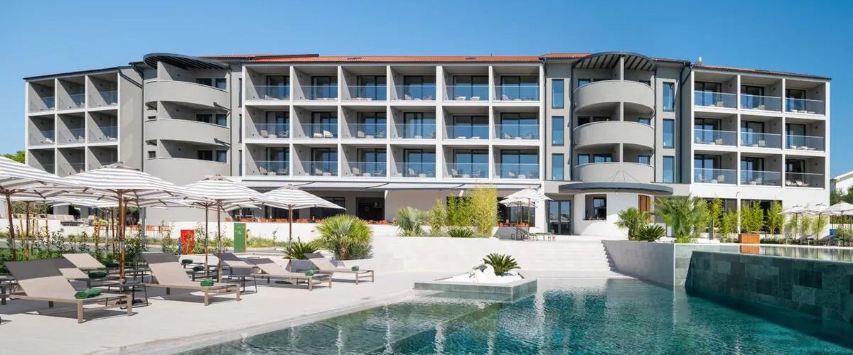 obiekt, teren hotelu, basen