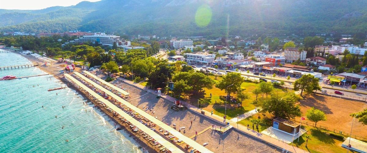 teren hotelu, plaża, góry