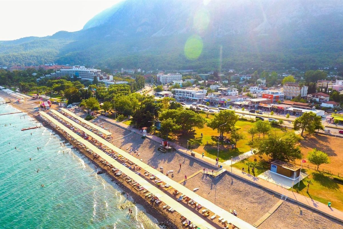 teren hotelu, plaża, góry