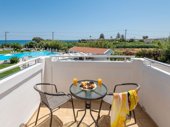 basen, balkon / taras, teren hotelu
