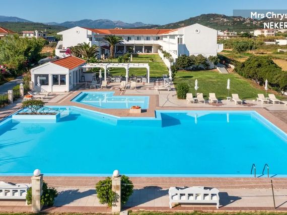 basen, teren hotelu, obiekt