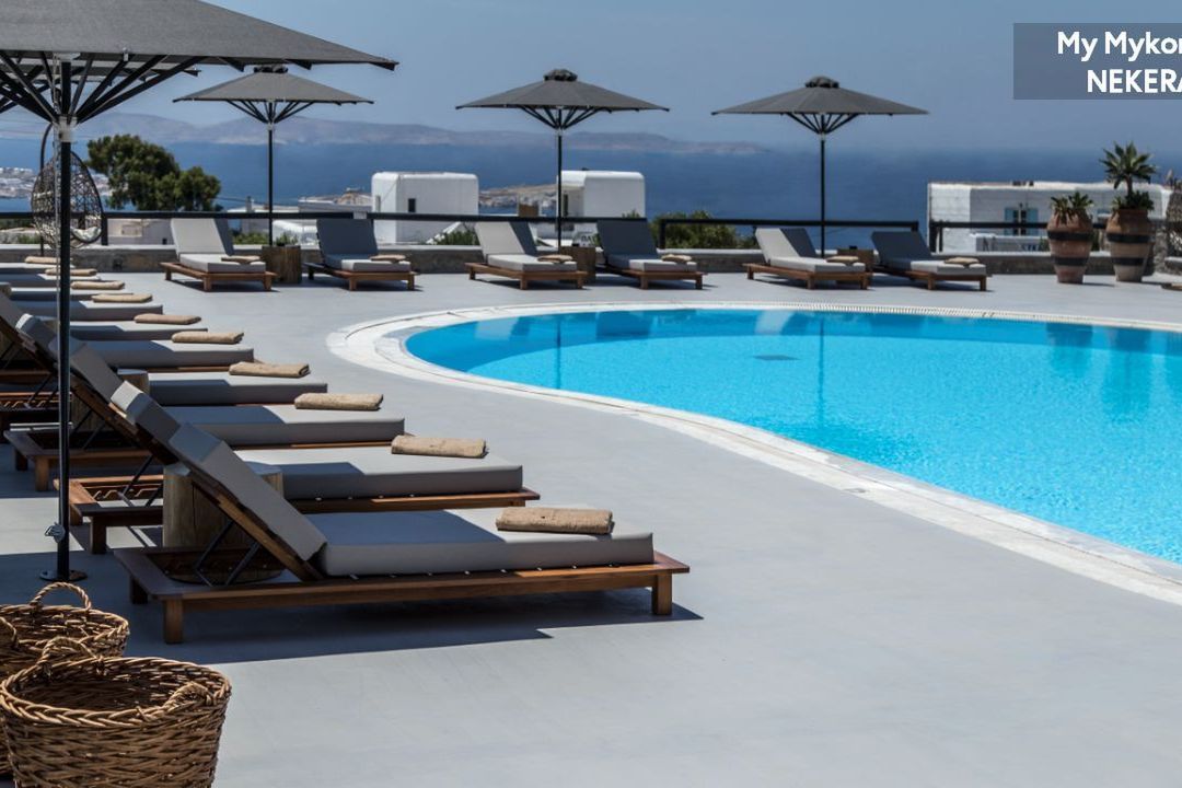 teren hotelu, basen, góry