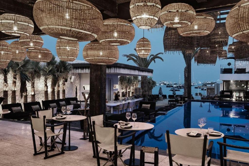 teren hotelu, restauracja, basen