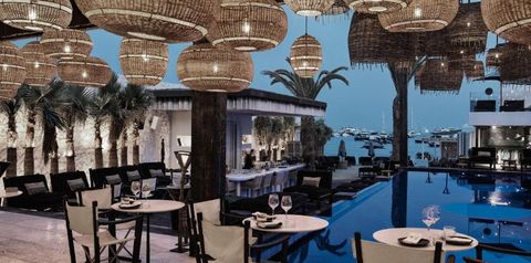 teren hotelu, restauracja, basen