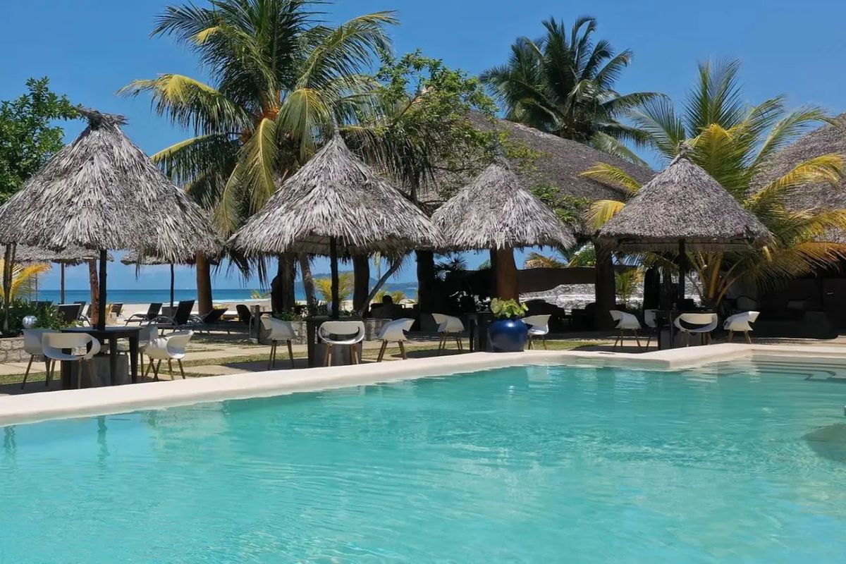 teren hotelu, basen, plaża