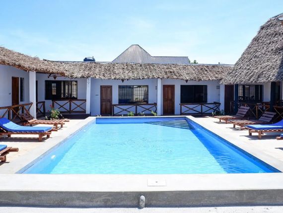 Basen w Nungwi Heritage Resort