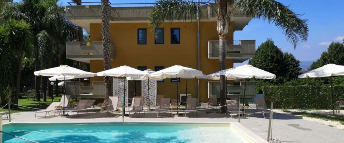 obiekt, teren hotelu, basen