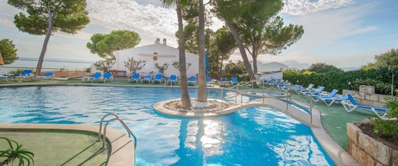 teren hotelu, basen, góry