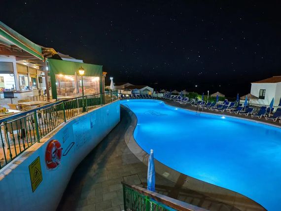 teren hotelu, basen, pool bar