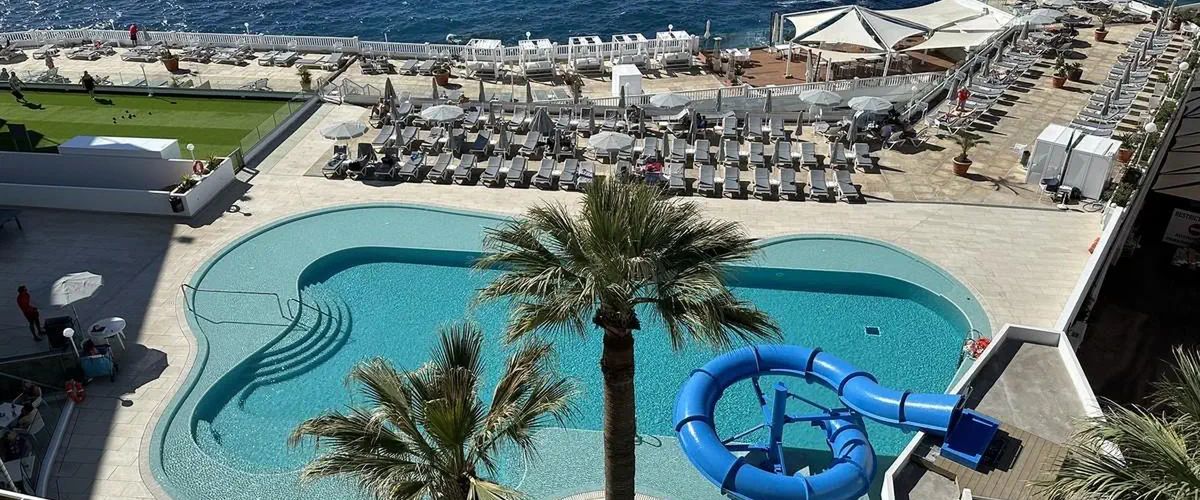 teren hotelu, basen, zjeżdżalnia