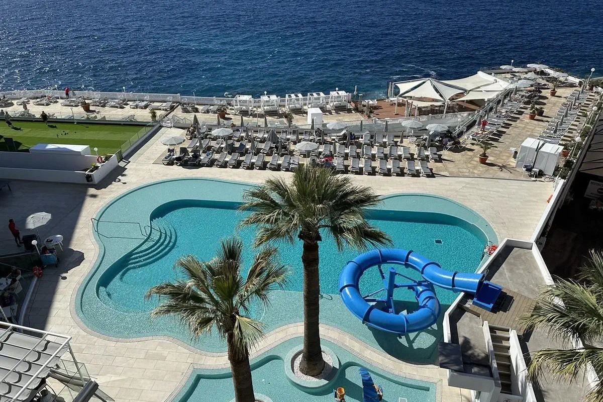 teren hotelu, basen, zjeżdżalnia