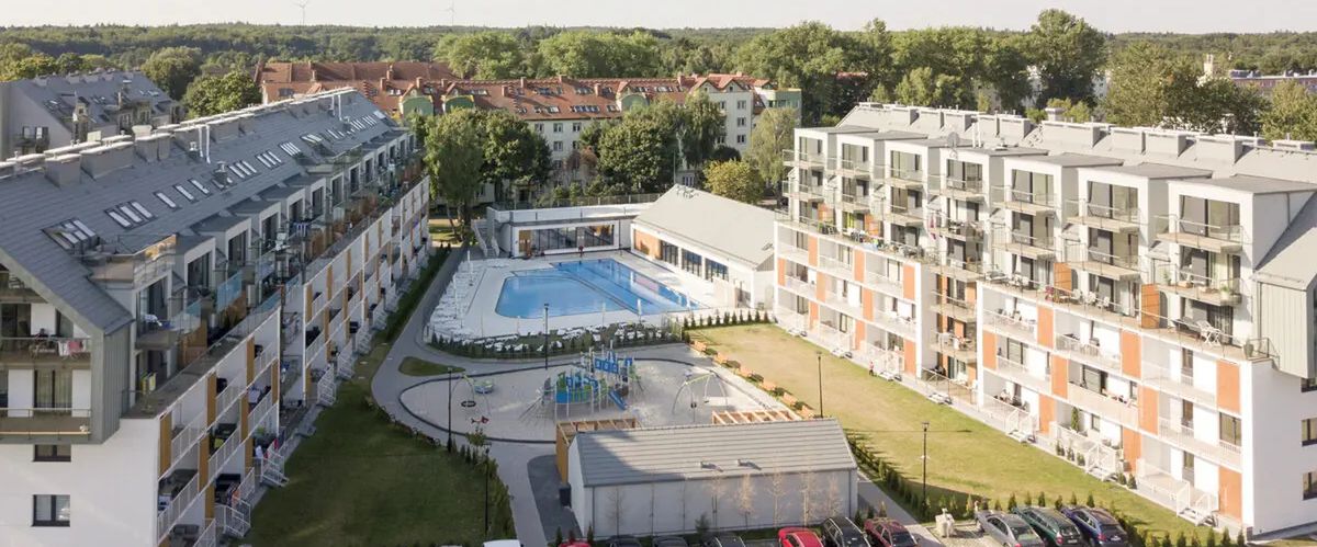 teren hotelu, basen, plac zabaw