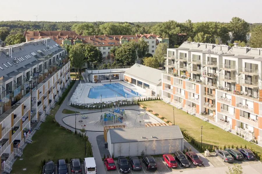 teren hotelu, basen, plac zabaw