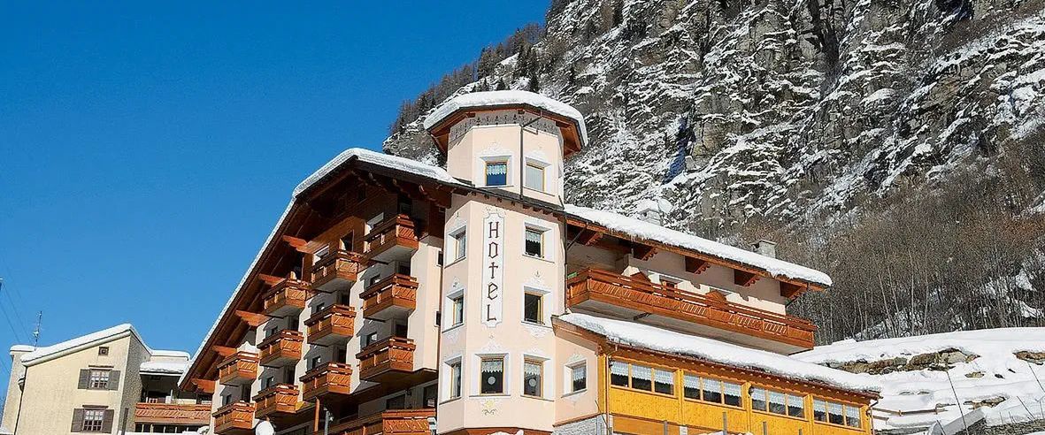 budynek główny, teren hotelu