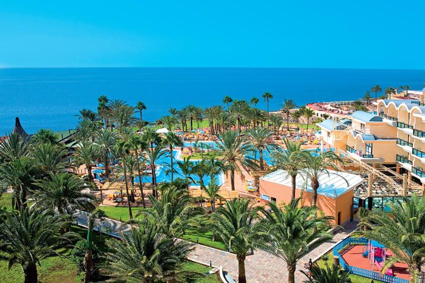 teren hotelu, basen, plac zabaw