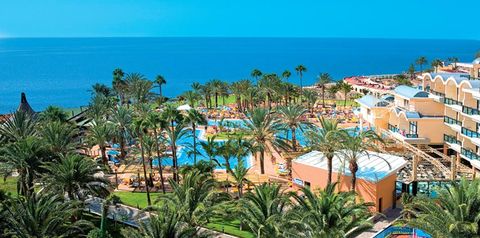 teren hotelu, basen, plac zabaw