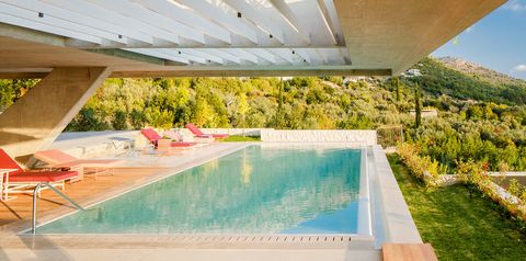 teren hotelu, basen, góry