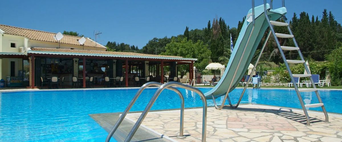 drink bar, zjeżdżalnia, basen