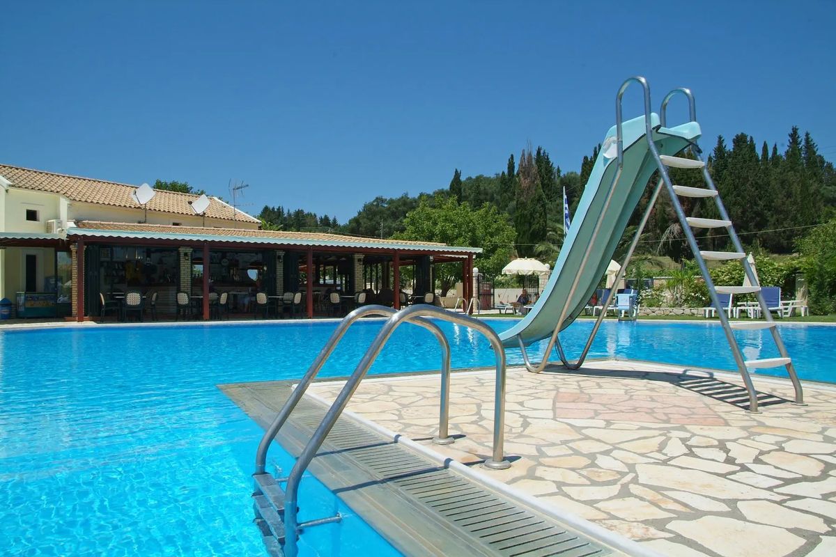 drink bar, zjeżdżalnia, basen