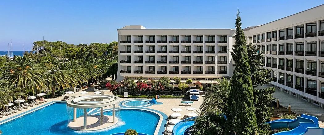 teren hotelu, basen, zjeżdżalnia